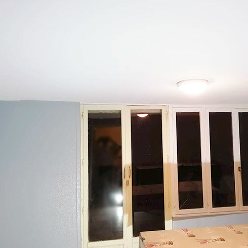 Plafond blanc de véranda rénové