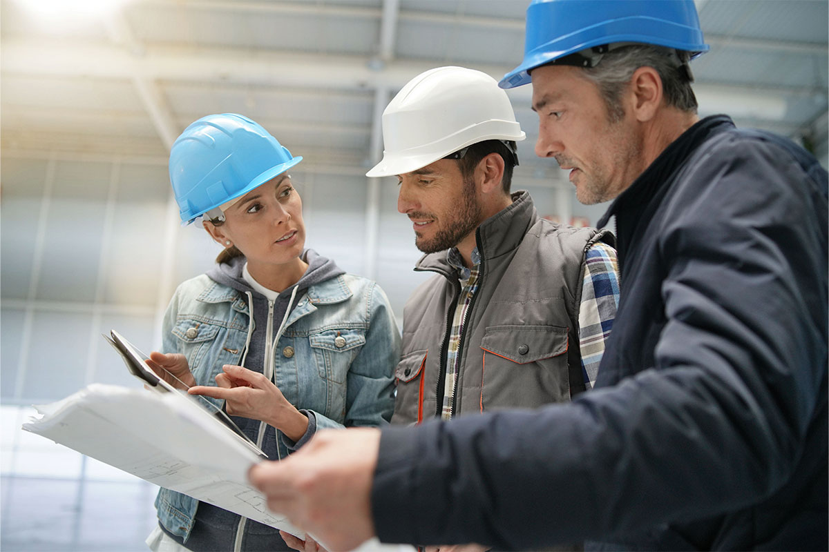 Hommes & femme sur un chantier