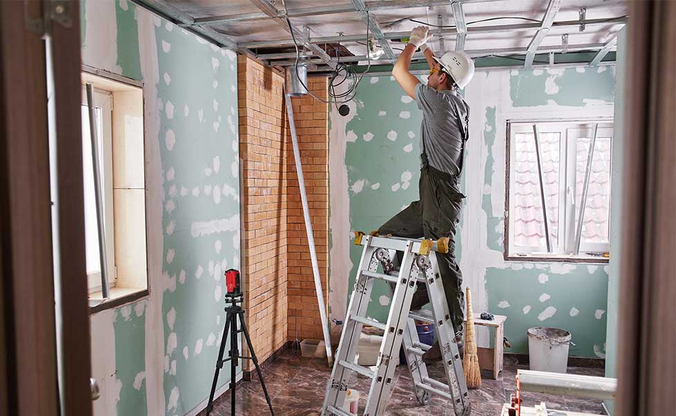 technicien réalisant travaux plafond