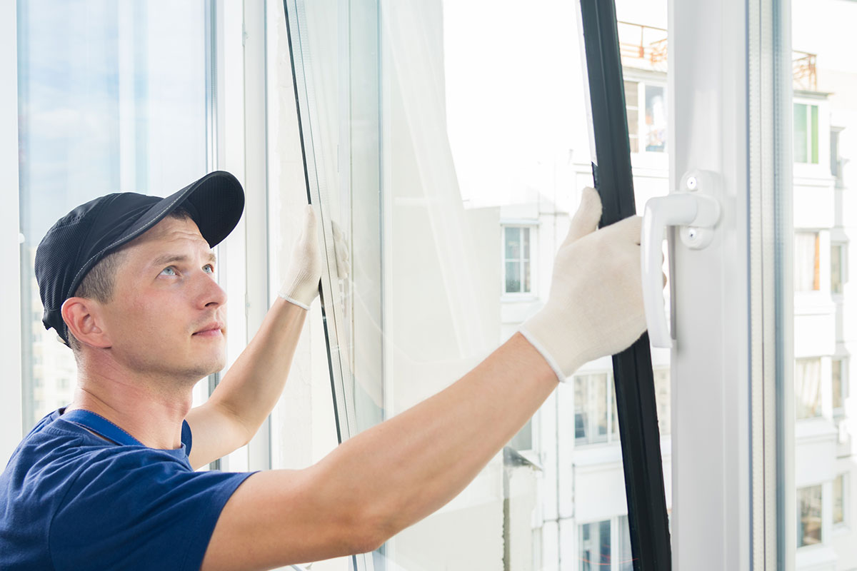 Vitrier installant une fenêtre