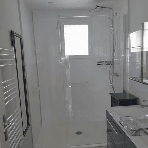 Salle de bain rénovée moderne, ton blanc et gris