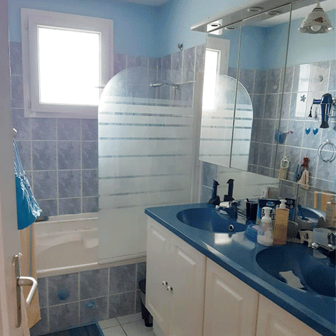 Salle de bain bleu ancienne