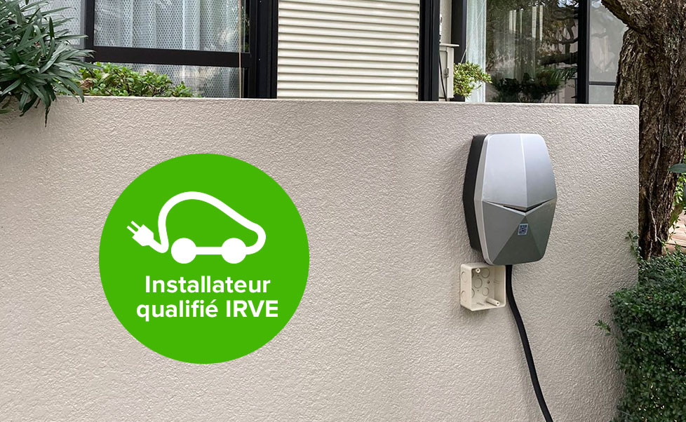 Borne de recharge pour véhicule électrique avec logo IRVE
