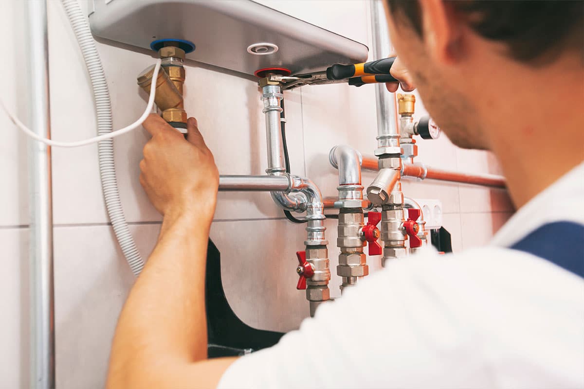 Professionnel qui répare un manque de pression d'eau