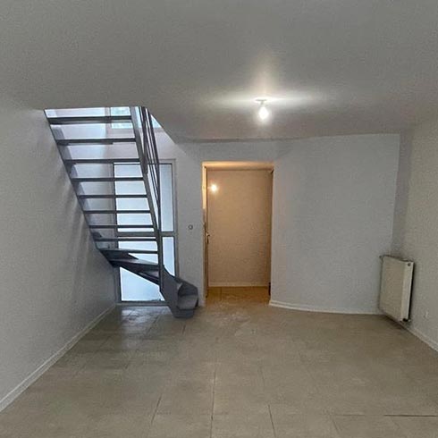 Intérieur restauré avec nouveaux sols, peintures et installations conformes.