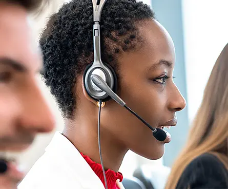 Une conseillère téléphonique avec un client au téléphone pour une demande de dépannage
