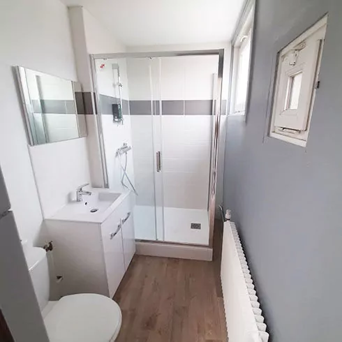 Salle de bain neuve blanche et grise